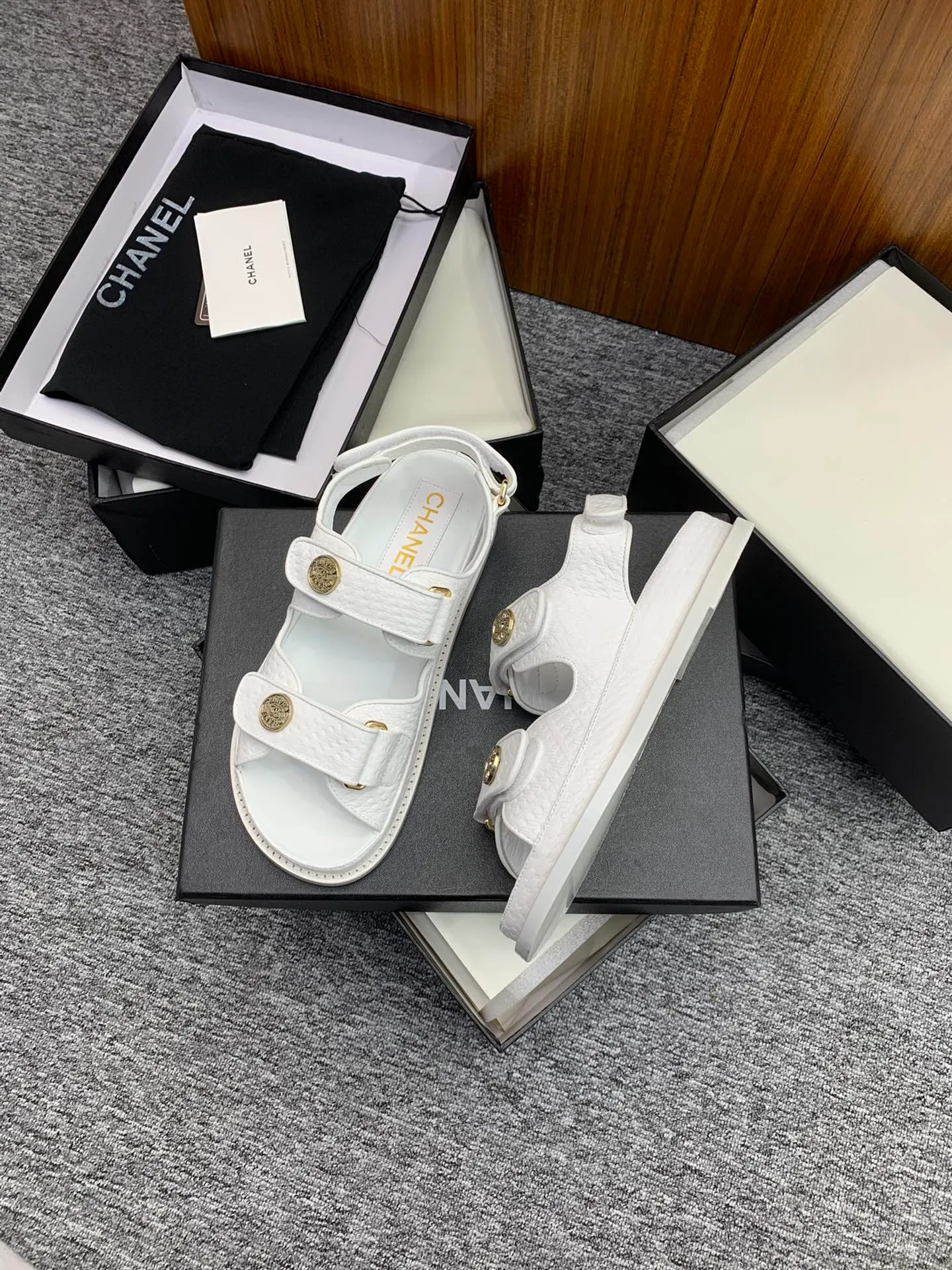 👟👟Ex-factory price 480👟👟 👑Crown👑Top purchasing version✈️ CHANEL Xiaoxiang 2022 spring and summer latest season double C Velcro casual sandals! Summer beach sandals 🏖️! A sandal that is super comfortable on your feet! A must-have classic! ✊Adhere to the original 1:1 mold customization! Feel free to compare! Give you a genuine foot feel! The first choice for high-end customers to purchase ❤️ [Material] 👑 Fabric: Original customized pebbled cowhide/satin buckle 👑 Lining: Original imported water-dyed sheepskin 👑 Outsole: Original open-molded genuine leather outsole [Number of yards] 35-41 (⚠️34/41 needs to be customized, non-refundable and non-exchangeable) [Packaging] 🎁Configured with original packaging